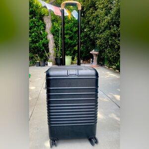 Beis Carryon Roller in Black